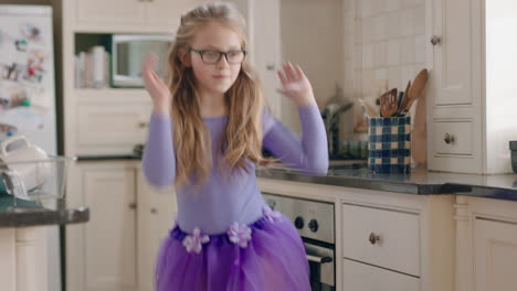 Feliz-Bailarina-Bailando-En-La-Cocina-Con-Tutú-Morado-Divirtiéndose-Realizando-Divertidos-Movimientos-De-Baile-Disfrutando-De-La-Celebración-Del-Fin-De-Semana-En-Casa