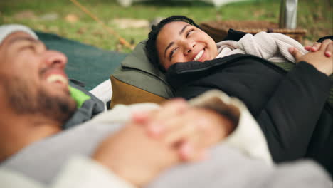 acampar, acostarse o la pareja relajarse en las vacaciones de vacaciones