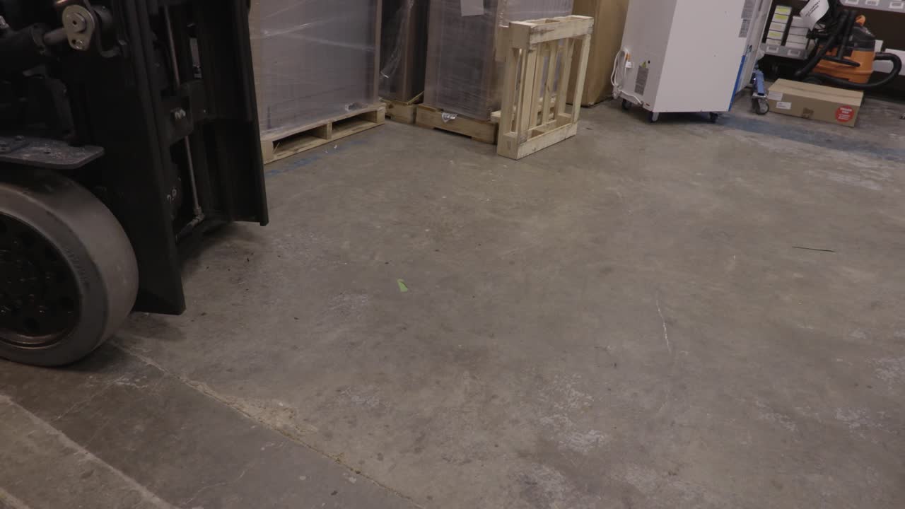 carretilla elevadora vacía subiendo y luego bajando