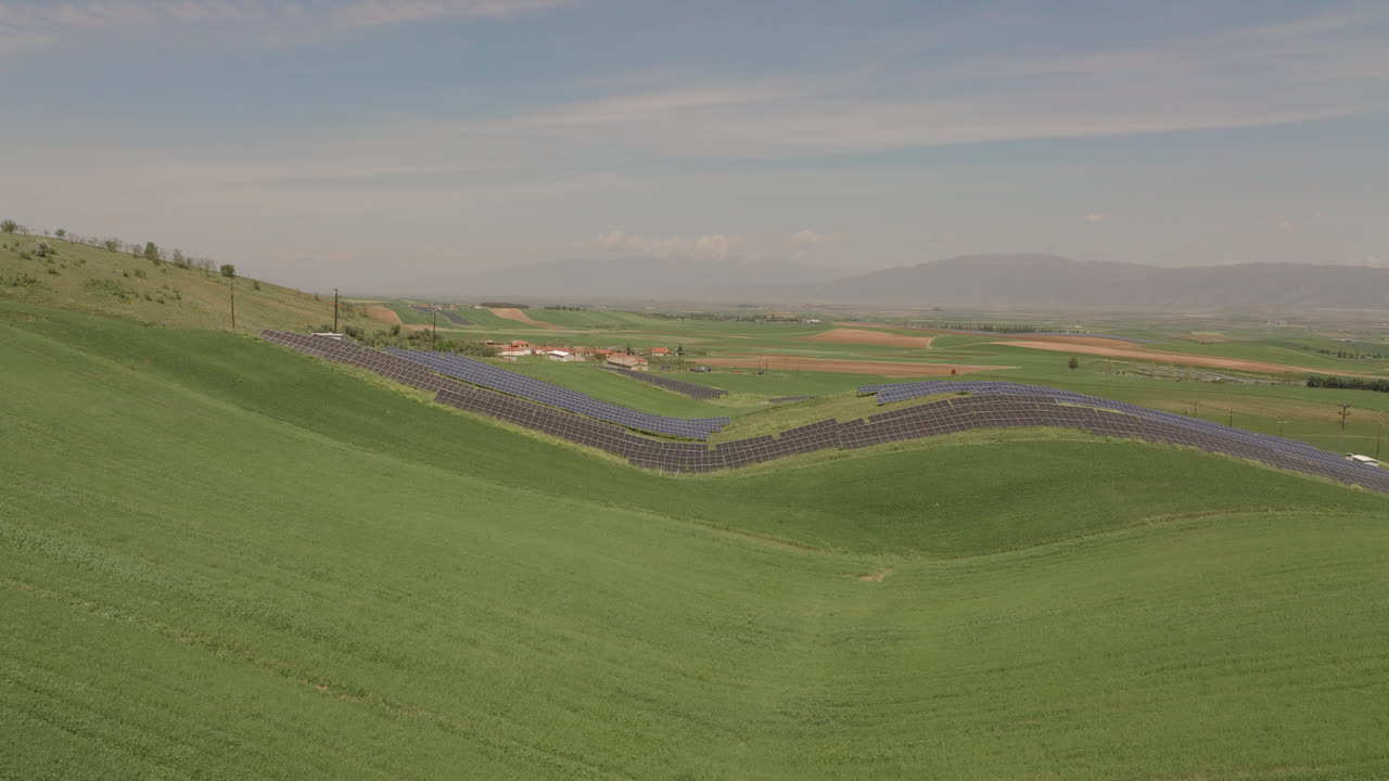granja solar en el paisaje rural
