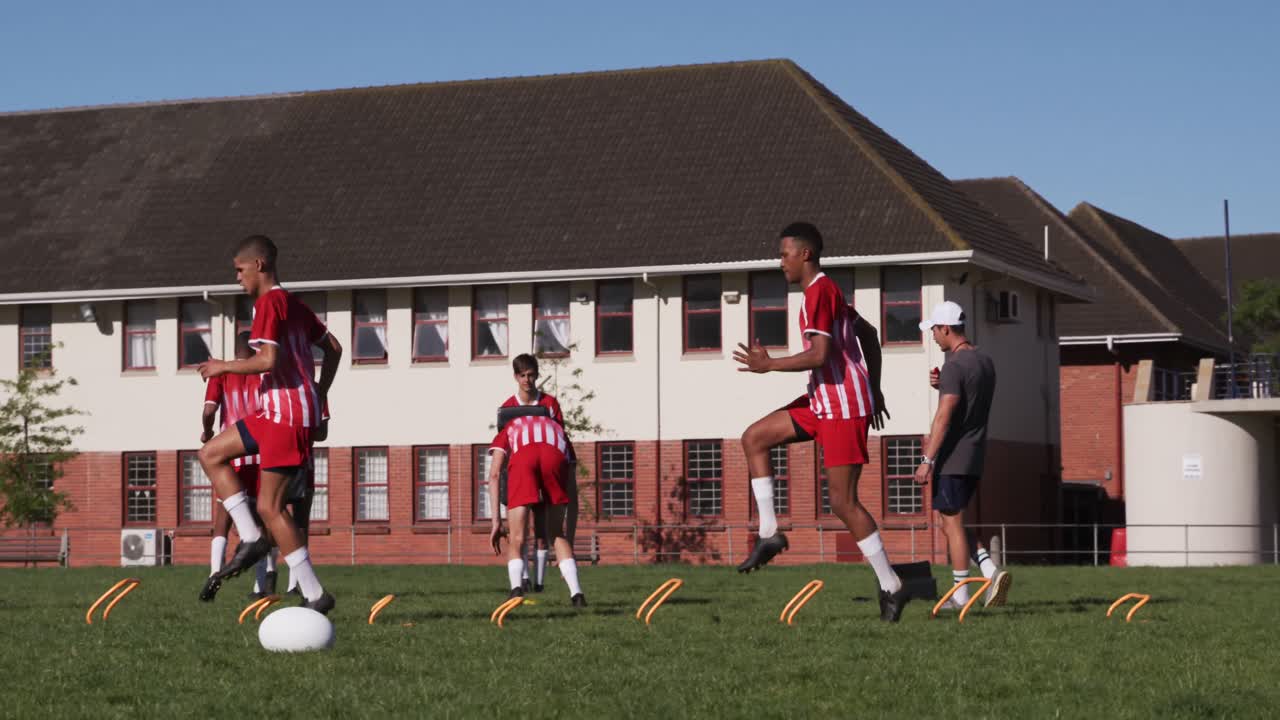 경기장에서 훈련하는 럭비 선수들