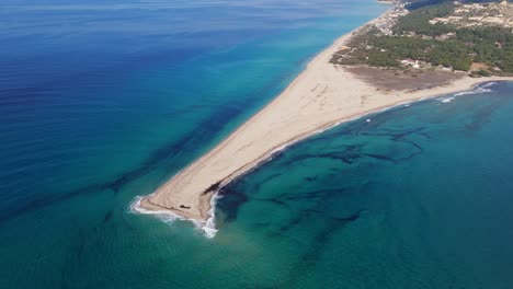 Vista-Aérea-Superior-De-Las-Olas-Del-Mar-Golpeando-La-Playa-De-Arena-De-Posidi-Con-Aguas-Cristalinas-Y-Costa-Arenosa-En-Grecia