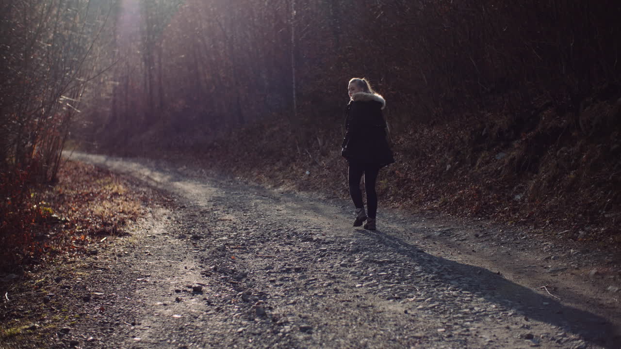 산속 등산로를 따라 걷는 여가 활동 스포츠 관광 18