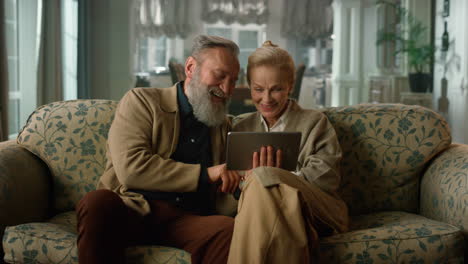 Glückliches-älteres-Altes-Paar,-Das-Sich-Entspannt-Mit-Einem-Digitalen-Tablet-Computer-Unterhält