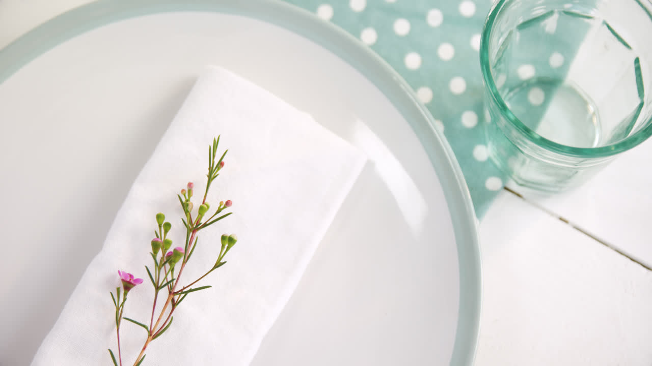 varios cubiertos en la mesa 4k