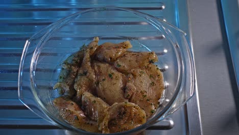 rocíe una fuente para hornear con aceite de cocina, luego coloque la carne de pechuga de pollo sazonada y vierta la mezcla de masa de avena