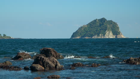 Paisaje-Pintoresco-De-La-Isla-Seopseom-Al-Otro-Lado-Del-Mar-Con-Afloramientos-De-Roca-Basáltica-En-Jeju-do,-Corea-Del-Sur