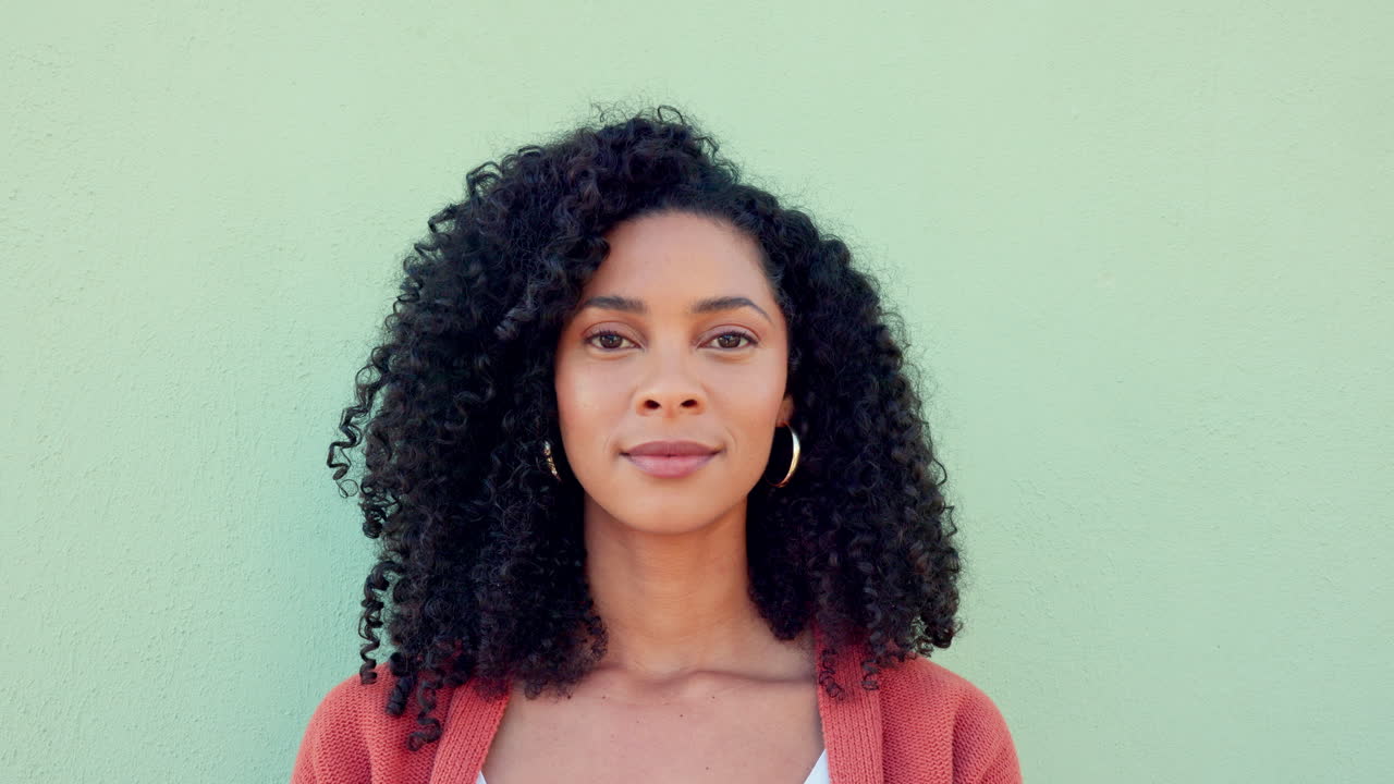 pared verde de la ciudad, cuidado del cabello cara