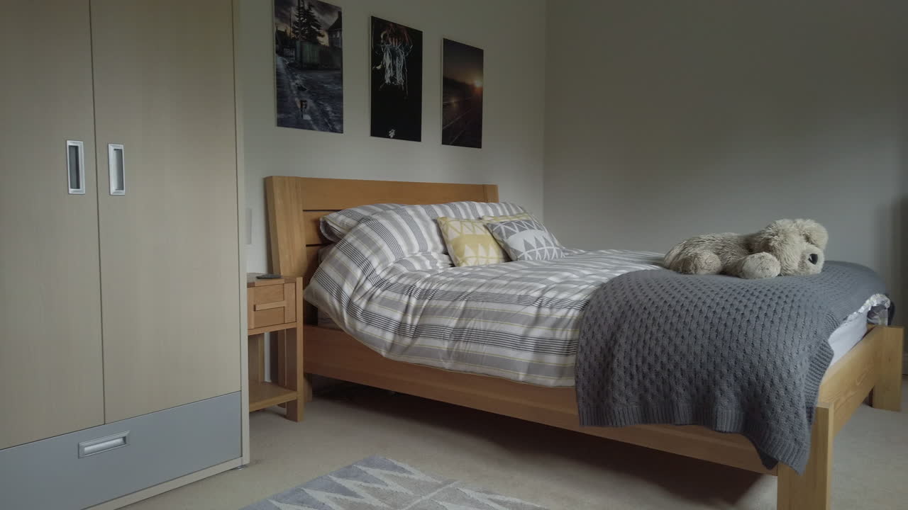 슬로우 모션으로 가정집에서 현대적으로 보이는 침실의 왼쪽에서 오른쪽 팬