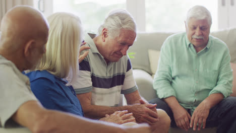 Diversos-Amigos-Mayores,-Hombres-Y-Mujeres,-Consolando-A-Un-Hombre-Caucásico-Triste-En-La-Sala-De-Estar,-Cámara-Lenta