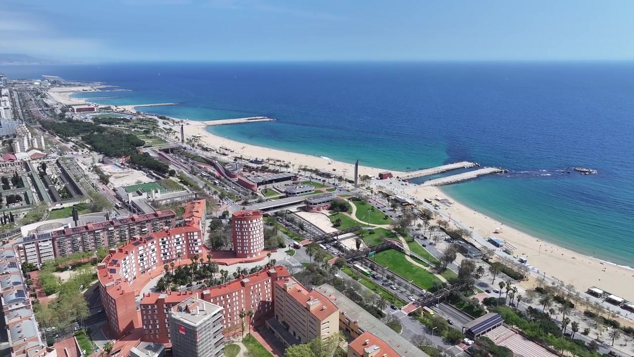 Spiaggia della Barceloneta a Barcellona in Catalogna, Spagna. Spiaggia urbana. Paesaggio acquatico della baia. Centro città. Spiaggia della Barceloneta a Barcellona in Catalogna, Spagna. Paesaggio tranquillo