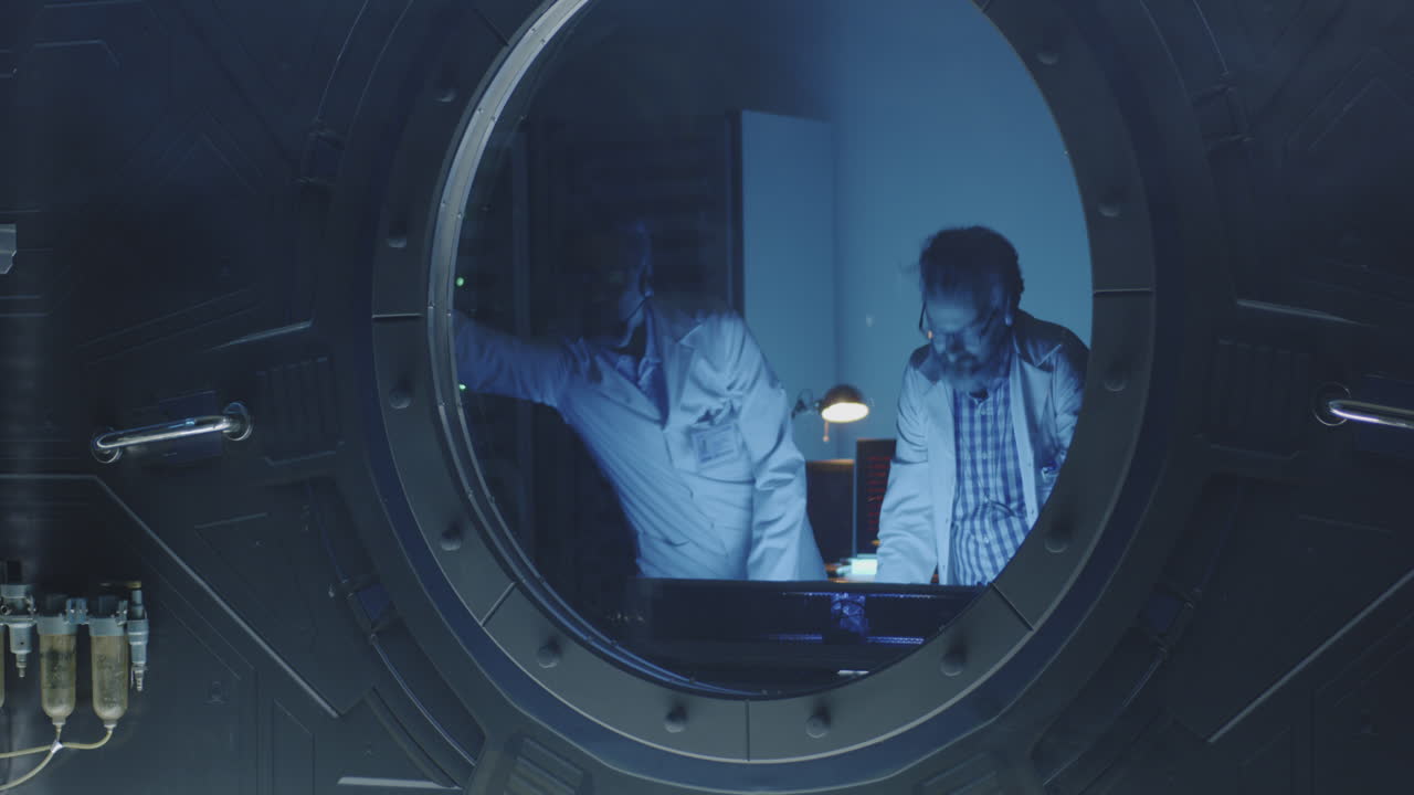 científicos trabajando en un laboratorio espacial futurista