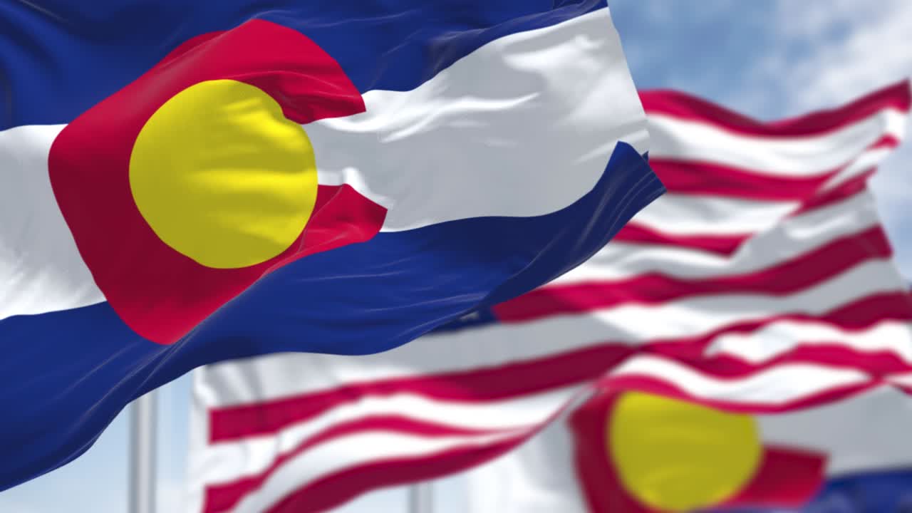 미국 국기와 함께 흔들리는 콜로라도 주의 두 개의 발과 함께 느린 동작으로 완벽한 루프