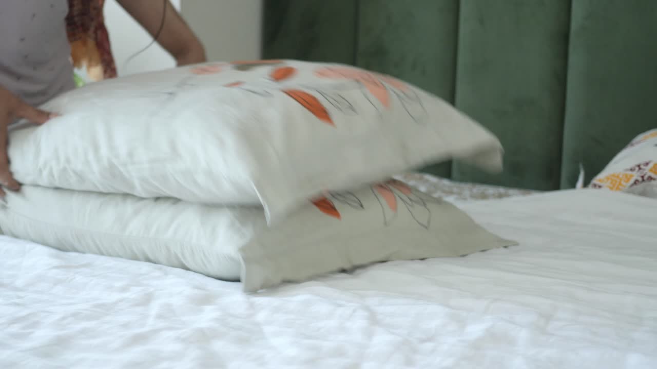 침대 위의 베개