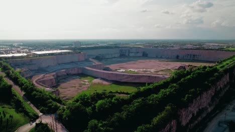 vista general de la cantera aérea de thornton: un paisaje gigantesco tallado