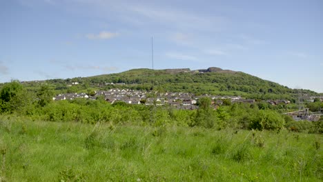 Von-Rechts-Nach-Links-Bewegte-Kamera-Den-Black-Mountain-In-Zeitlupe-Mit-25-Bildern-Pro-Sekunde-Im-Westen-Von-Belfast,-Nordirland,-An-Einem-Sonnigen-Tag