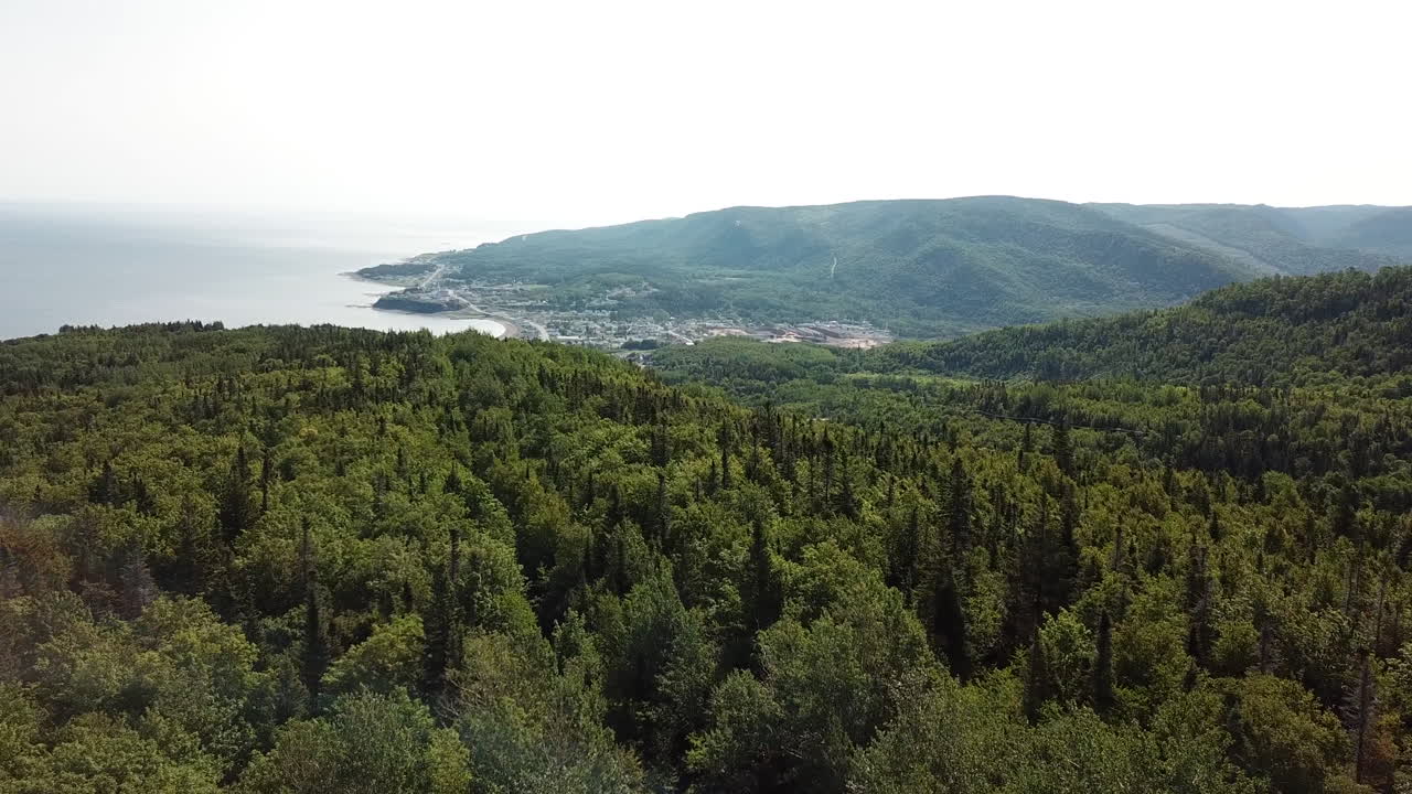 Veduta aerea di una montagna a lato del Golfo di San Lorenzo in Gaspésie, Quebec, Canada.
