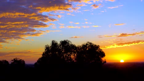 un hermoso amanecer o atardecer genérico