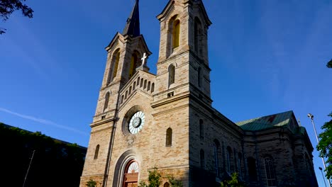 Das-Filmmaterial-Zeigt-Eine-Wunderschöne-Kirche-Von-Der-Seite-Mit-Großartiger-Architektur-Und-Zwei-Türmen-Im-Sommer-In-Estland,-Tallinn,-Europa,-Baltikum-Während-Des-Tages-In-4K