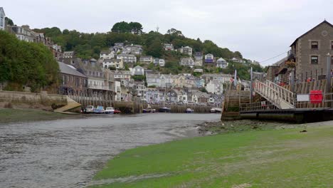 vista desde una grada mirando hacia la histórica ciudad portuaria de looe en cornualles, inglaterra, reino unido.