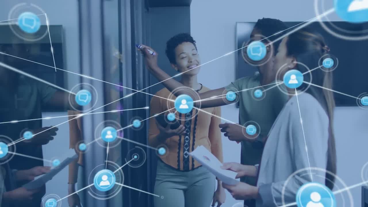 animación de una red de iconos digitales contra tres mujeres diversas discutiendo en la oficina