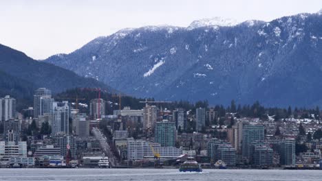 El-Horizonte-Del-Paisaje-Urbano-Del-Norte-De-Vancouver-En-Un-Día-De-Invierno,-El-Autobús-Marítimo-Cruzando-La-Entrada-De-Burrard