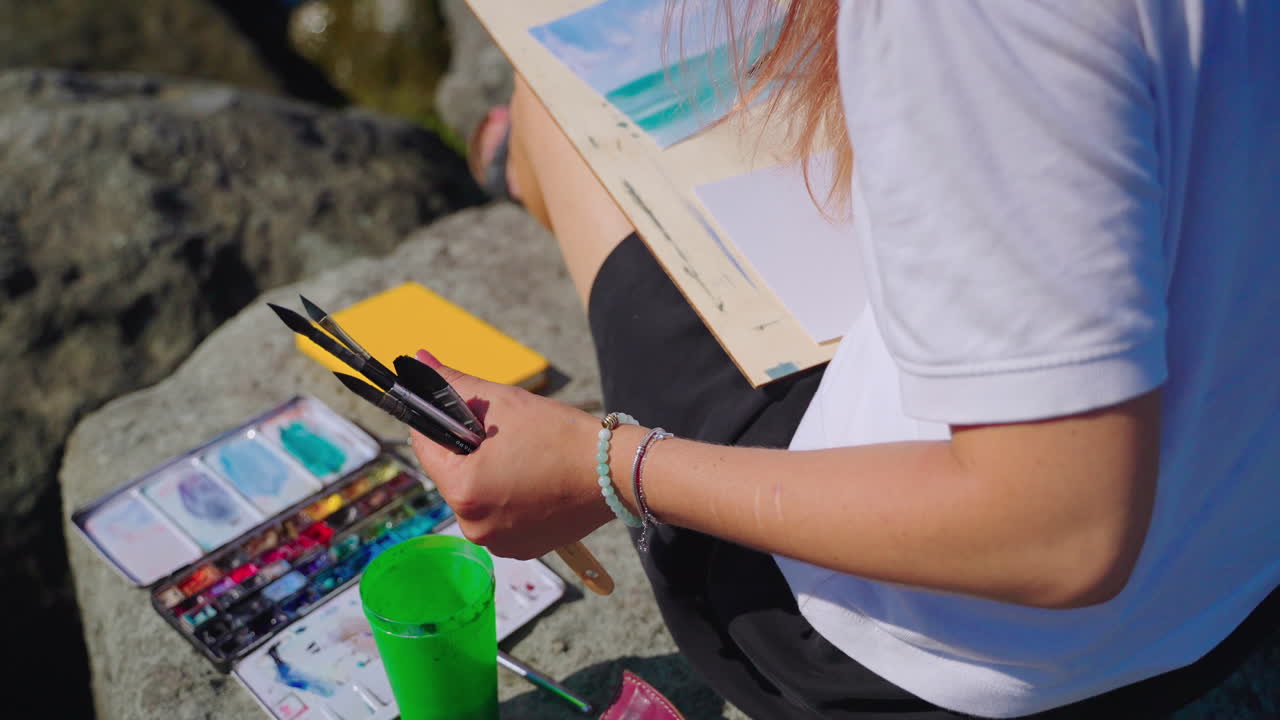mujer pintando al aire libre