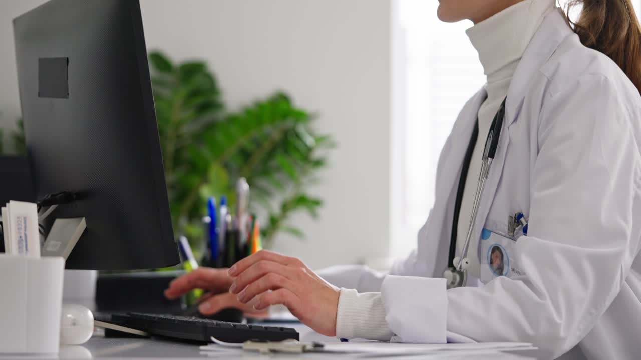 médico trabajando en computadora