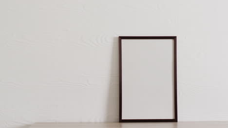 marco negro con espacio de copia en fondo blanco y pared blanca
