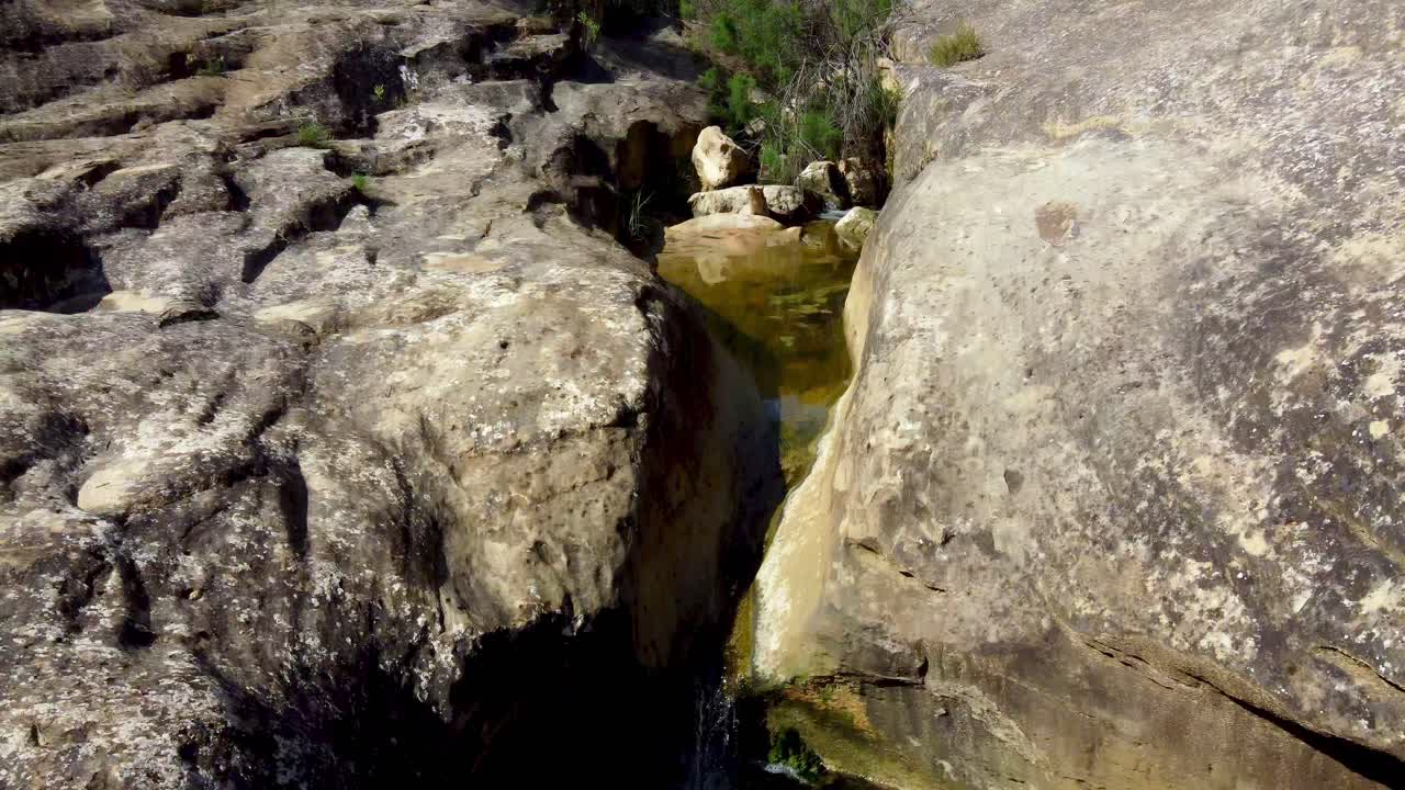 el agua erosiona la piedra con el tiempo mientras gotea sobre la piedra - vista inclinada hacia arriba