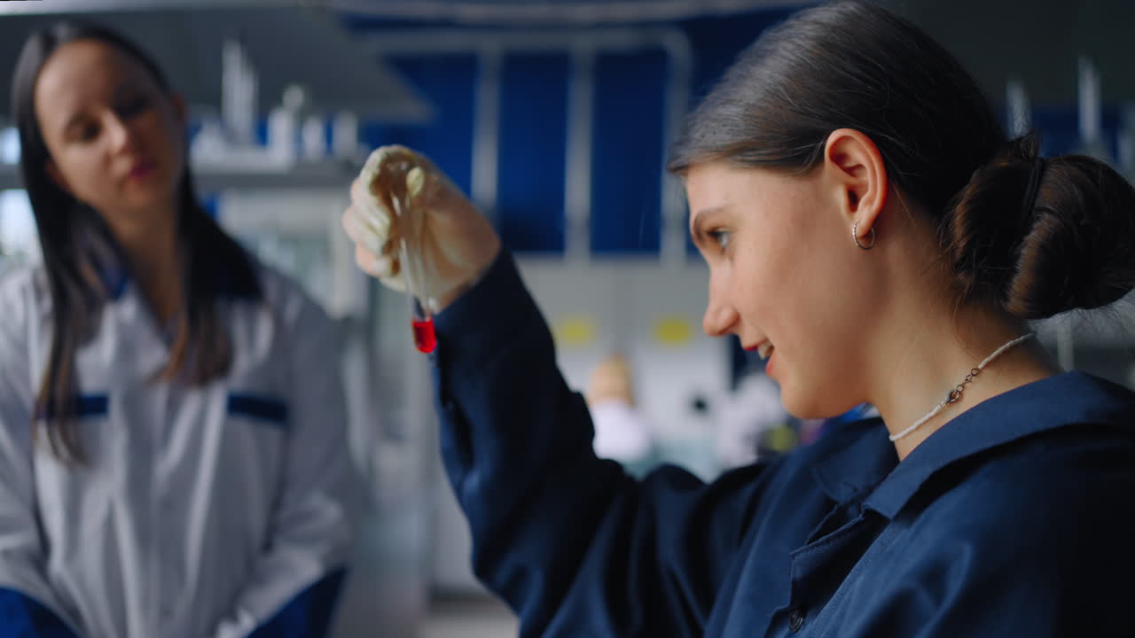 estudiantes realizando un experimento en un laboratorio de ciencias