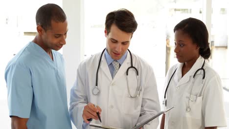 equipo médico feliz hablando