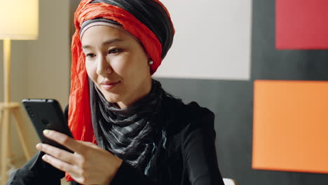 Frau-Im-Hijab-Mit-Smartphone