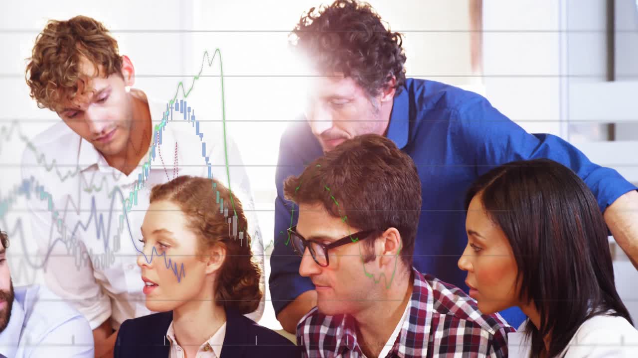 다양한 동료들이 사무실에서 함께 논의하는 금융 데이터 처리의 애니메이션