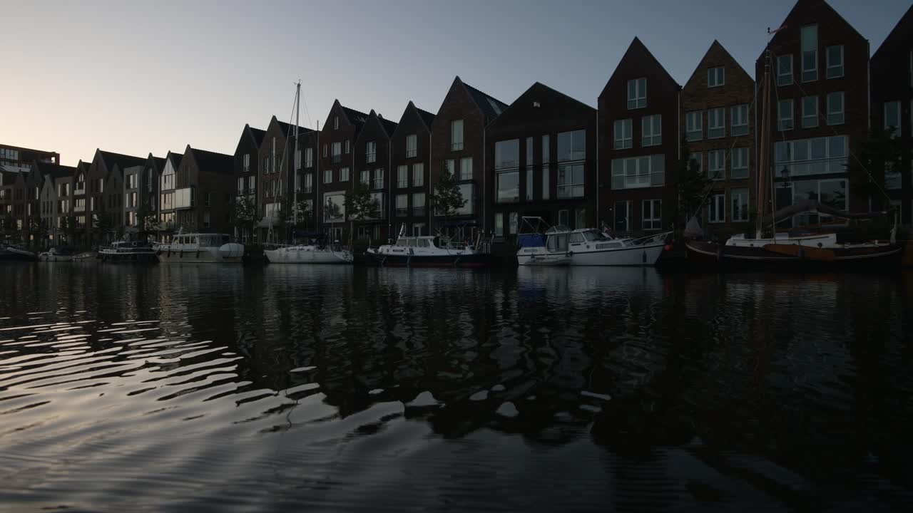 강 을 따라 있는 전통적 인 운하 집 들