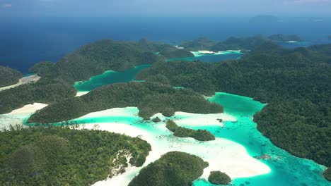 Excelente-Toma-Aérea-De-Las-Islas-Wayag,-Raja-Ampat,-Indonesia