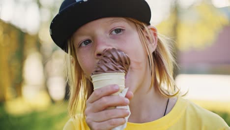 una chica comiendo helado de chocolate.