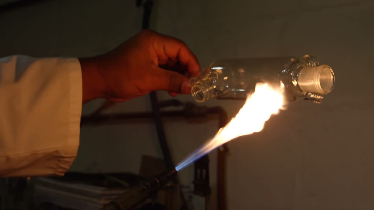 유리 공장에서 유리를  ⁇ 는 남성 노동자의 클로즈업 4k