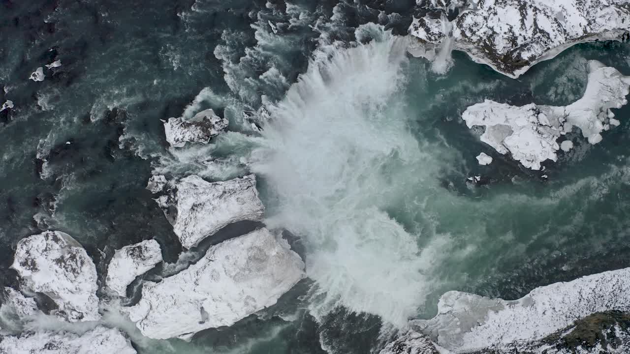 magnífica vista de pájaro de la cascada de godafoss en el norte de islandia nieve durante las condiciones invernales - antena recta de arriba hacia abajo