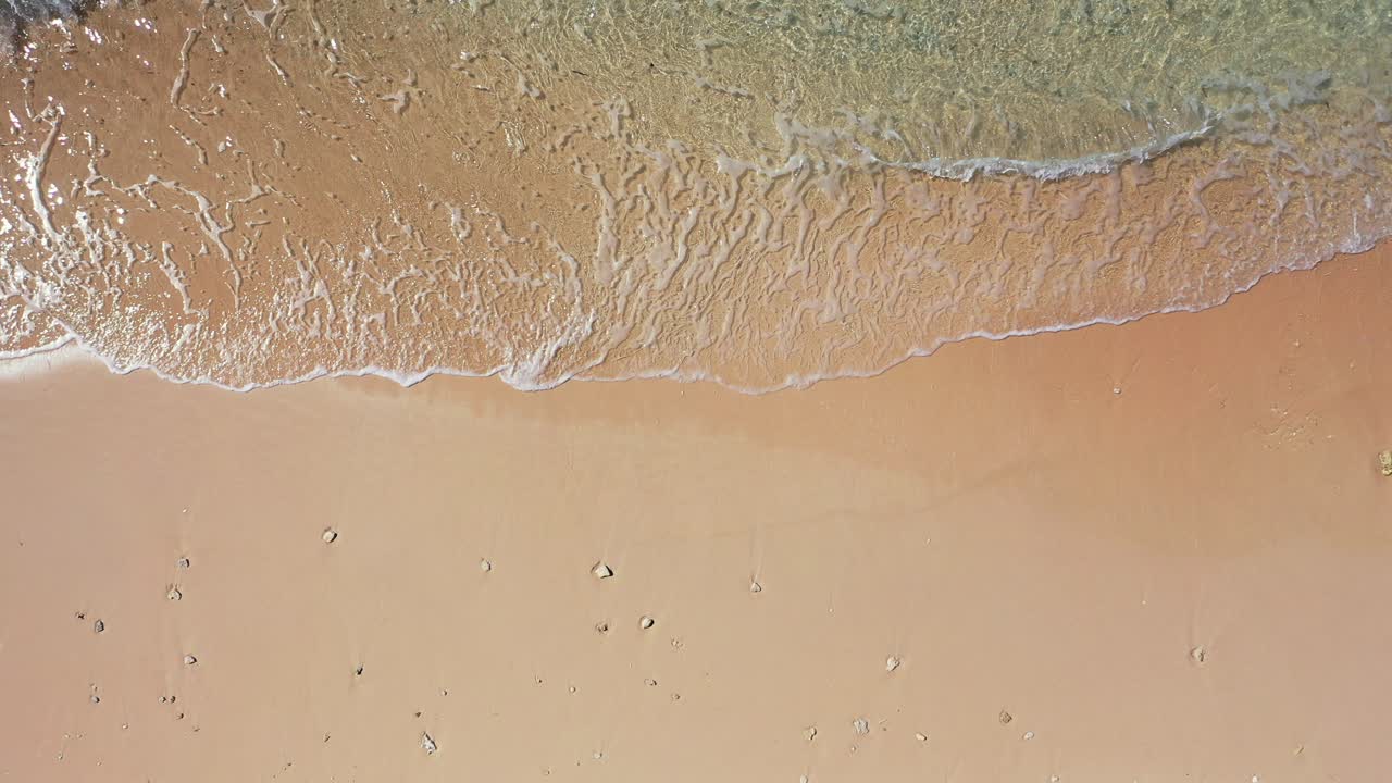 olas marinas abstractas y fondo de playa de arena, arena dorada, olas espumosas del mar turquesa
