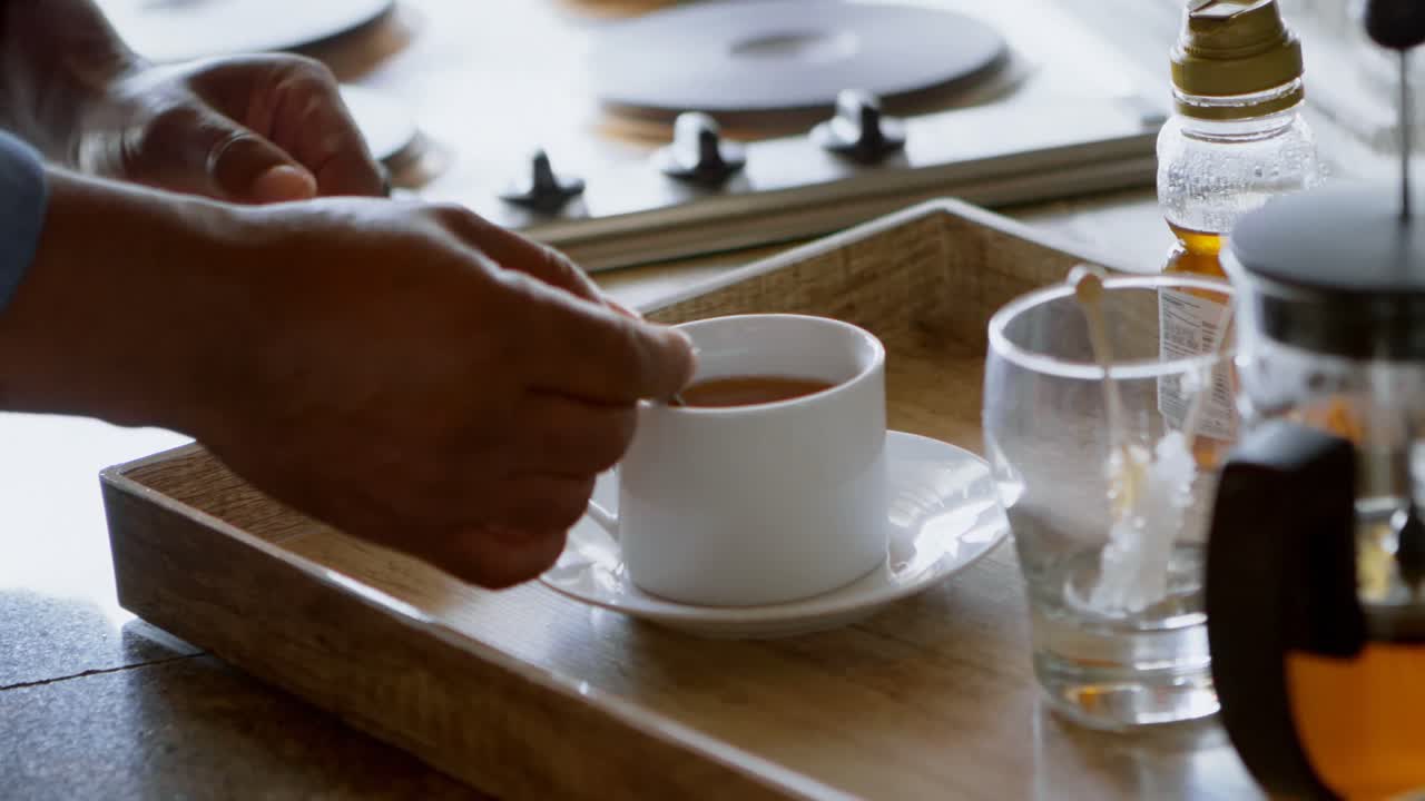 부 ⁇ 에서 커피를  ⁇ 는 고위 직원 4k