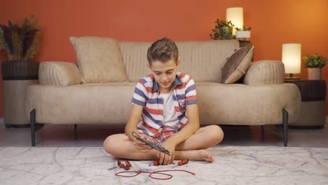 Niño-Inteligente-Feliz-Trabajando-Con-Materiales-Tecnológicos.