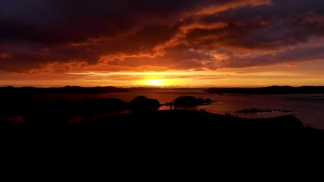 Espectacular-Cielo-De-Puesta-De-Sol-En-La-Isla-De-Poroporo,-Bahía-De-Las-Islas-De-Nueva-Zelanda---Toma-Aérea-De-Drones