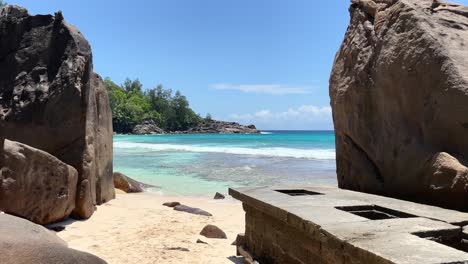 Mahe-Seychellen-Weißer-Sandstrand-Zwischen-Riesigen-Granitfelsen,-Türkisfarbenes-Meerwasser