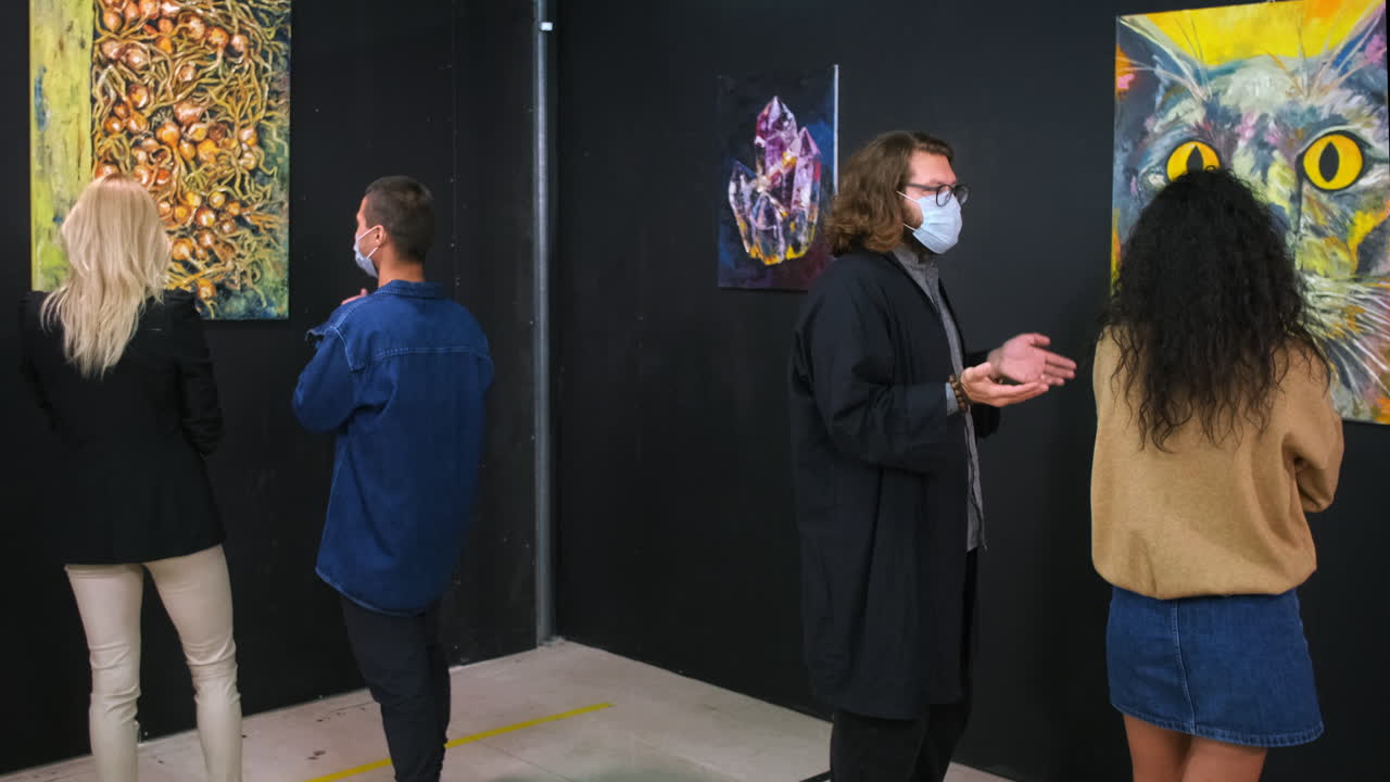 visitantes de la galería de arte viendo pinturas