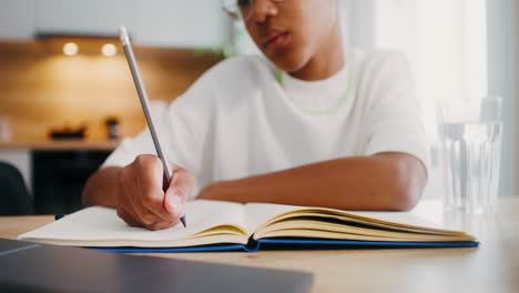 adolescente que estudia en el hogar