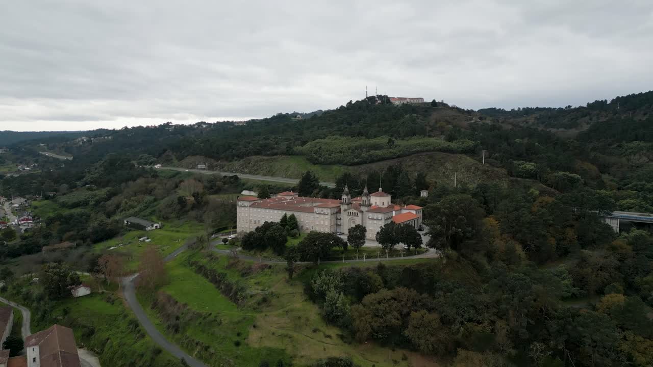 drone se levanta para establecer el frente de la escuela religiosa del seminario católico en ourense