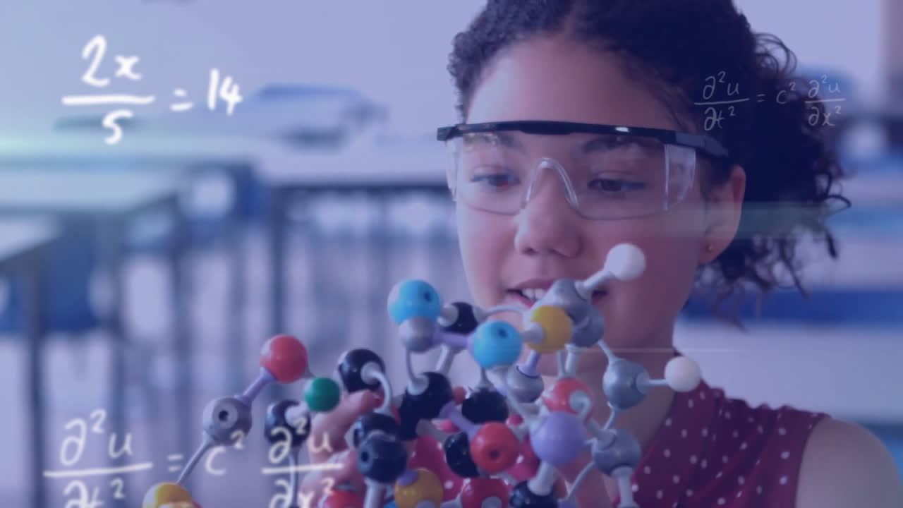 animación de ecuaciones matemáticas sobre una estudiante biracial durante la lección de química
