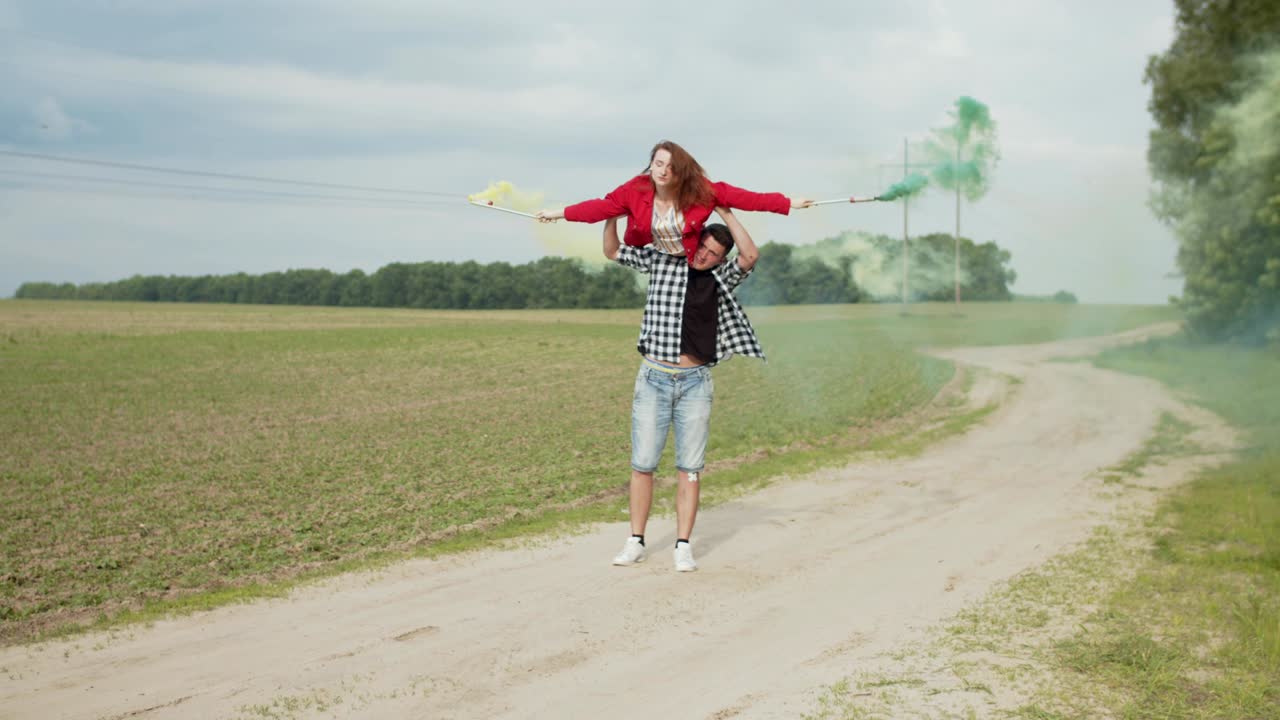 una pareja alegre realizando un truco acrobático al aire libre