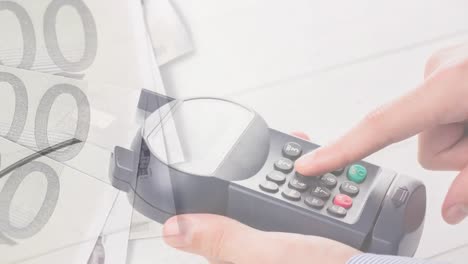 animación de billetes en euros que caen sobre la mano de un hombre caucásico que tiene una terminal de pago